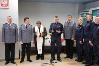 Na zdjęciu umundurowani policjanci i kapelan w czasie uroczystej wigilii w KPP Lubliniec.