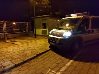 Na zdjęciu policyjny radiowóz na miejscu włamania do kiosku przy ulicy Spokojnej w Lublińcu, widoczna rozbita szyba przez , którą sprawcy dokonali kradzieży wyposażenia i pieniędzy.