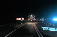Na zdjęciu miejsce wypadku na dw 789 i pojazdy służb biorące udział w akcji.