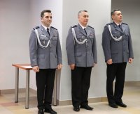 Na zdjęciu  uczestnicy pożegnania zastępcy komendanta powiatowego w Lublińcu w tym komendant powiatowy jego odchodzący zastępca i nowo nominowany pierwszy zastępca stojący pod ścianą w czasie uroczystości.