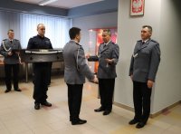 Na zdjęciu  uczestnicy pożegnania zastępcy komendanta powiatowego w Lublińcu. Odchodzący zastępca komendanta odbiera szablę.