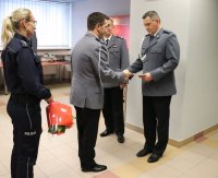 Na zdjęciu  uczestnicy pożegnania zastępcy komendanta powiatowego w Lublińcu. Gratulacje odbiera nowy zastępca komendanta powiatowego w Lublińcu.