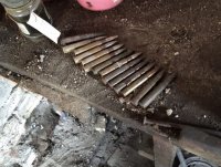 Na zdjęciu widoczna znaleziona w czasie rozbiórki amunicja karaBINOWA W ILOŚCI 14 SZTUK.