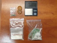 Na zdjęciu znalezione narkotyki leżące na biurku w foliowych woreczkach a obok leżąca waga elektroniczna.