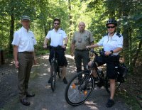 Policjanci w czasie patrolu rowerowego ze strażą leśną.