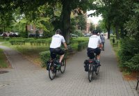 Policjanci w trakcie patrolu rowerowego na terenie Lublińca.