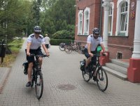 Policyjny patrol rowerowy na lublinieckich ulicach.