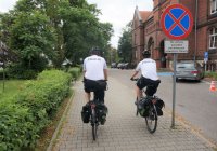 Policyjny patrol rowerowy na ścieżce rowerowej w Lublińcu.