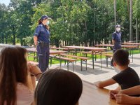 Na zdjęciu policjantki w mundurach w czasie prelekcji dla dzieci.