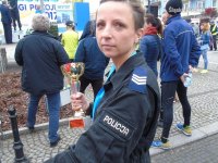 Na zdjęciu Agnieszka Czyżewska w policyjnym mundurze po zakończeniu biegu.