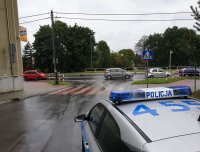 Na zdjęciu widoczny radiowóz stojący obok przejścia dla pieszych na ul. Zwycięstwa w Lublińcu.