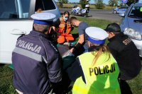 Na zdjęciu policjanci , strażak i ratownik medyczny w trakcie akcji profilaktycznej w Lublińcu.