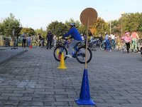 Na zdjęciu chłopak na rowerze pokonuje tor przeszkód z pachołków.