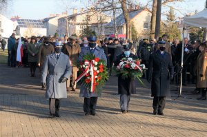 Na zdjęciu delegacja służb mundurowych składa kwiaty pod pomnikiem Obrońców Ojczyzny w Lublińcu.